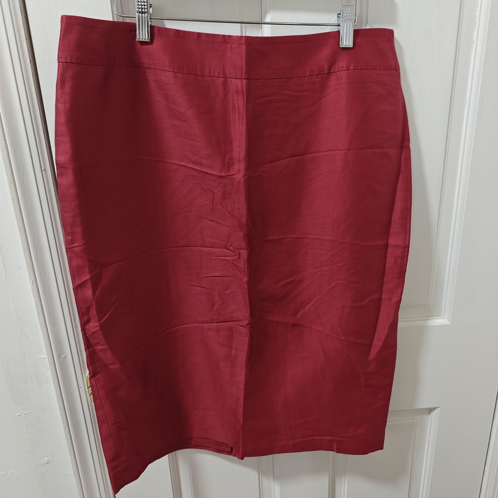 MaxMara Red Midi Pencil Skirt. Made in Italy. US 14. Cotton & Silk blend.